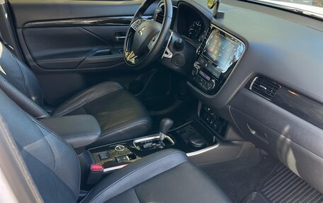 Mitsubishi Outlander III рестайлинг 3, 2017 год, 2 400 000 рублей, 16 фотография