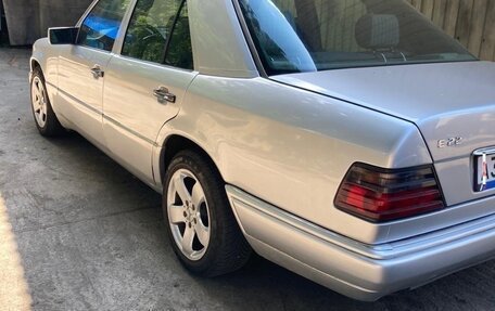 Mercedes-Benz E-Класс, 1993 год, 650 000 рублей, 2 фотография