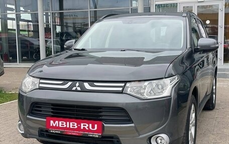 Mitsubishi Outlander III рестайлинг 3, 2013 год, 1 300 000 рублей, 2 фотография