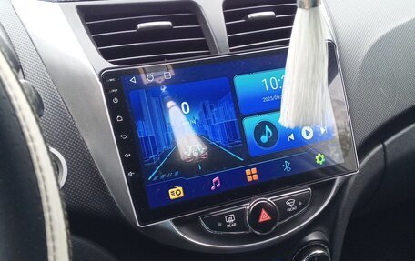 Hyundai Solaris II рестайлинг, 2011 год, 800 000 рублей, 5 фотография