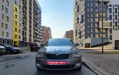 Skoda Superb III рестайлинг, 2009 год, 1 020 000 рублей, 2 фотография