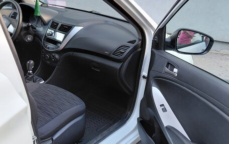 Hyundai Solaris II рестайлинг, 2015 год, 800 000 рублей, 3 фотография