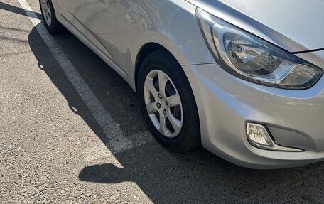 Hyundai Solaris II рестайлинг, 2011 год, 700 000 рублей, 2 фотография