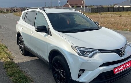 Toyota RAV4, 2018 год, 2 700 000 рублей, 3 фотография