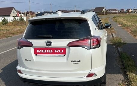 Toyota RAV4, 2018 год, 2 700 000 рублей, 4 фотография