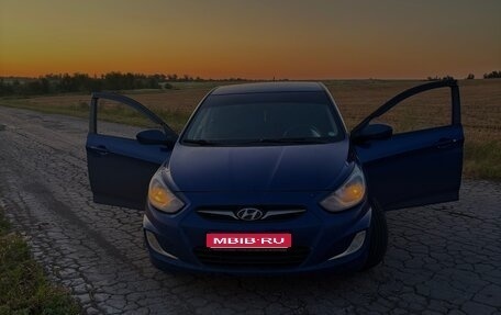 Hyundai Solaris II рестайлинг, 2011 год, 700 000 рублей, 1 фотография