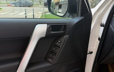 Toyota Land Cruiser Prado 150 рестайлинг 2, 2022 год, 7 500 000 рублей, 9 фотография