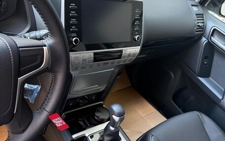 Toyota Land Cruiser Prado 150 рестайлинг 2, 2022 год, 7 500 000 рублей, 12 фотография