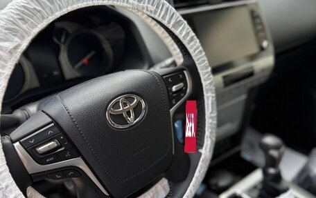 Toyota Land Cruiser Prado 150 рестайлинг 2, 2022 год, 7 500 000 рублей, 14 фотография