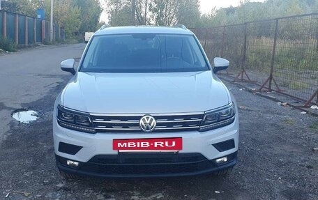 Volkswagen Tiguan II, 2018 год, 2 700 000 рублей, 2 фотография