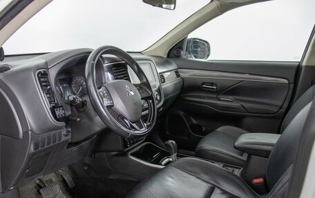 Mitsubishi Outlander III рестайлинг 3, 2019 год, 1 580 000 рублей, 10 фотография