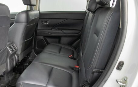 Mitsubishi Outlander III рестайлинг 3, 2019 год, 1 580 000 рублей, 11 фотография