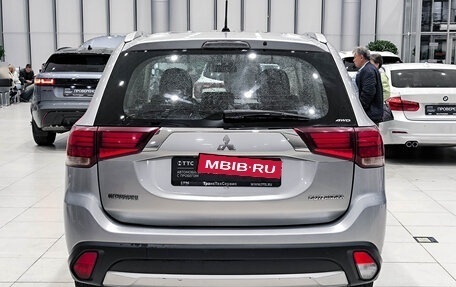 Mitsubishi Outlander III рестайлинг 3, 2016 год, 1 850 000 рублей, 10 фотография