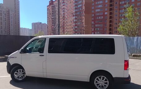 Volkswagen Caravelle T6 рестайлинг, 2021 год, 3 600 000 рублей, 2 фотография