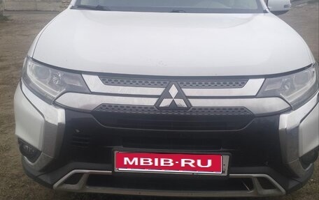 Mitsubishi Outlander III рестайлинг 3, 2019 год, 1 550 000 рублей, 1 фотография