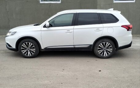 Mitsubishi Outlander III рестайлинг 3, 2019 год, 1 550 000 рублей, 3 фотография