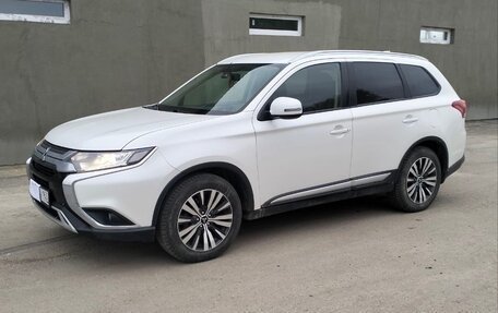 Mitsubishi Outlander III рестайлинг 3, 2019 год, 1 550 000 рублей, 5 фотография