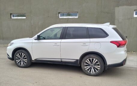 Mitsubishi Outlander III рестайлинг 3, 2019 год, 1 550 000 рублей, 6 фотография