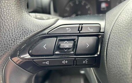 Toyota Yaris, 2022 год, 1 000 000 рублей, 18 фотография