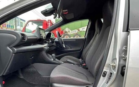 Toyota Yaris, 2022 год, 1 000 000 рублей, 24 фотография