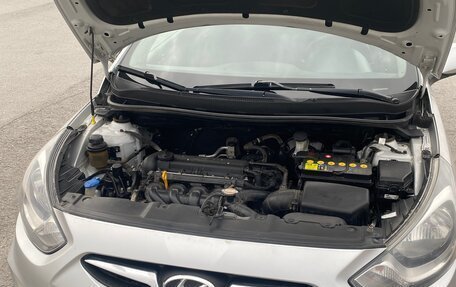 Hyundai Solaris II рестайлинг, 2011 год, 820 000 рублей, 5 фотография