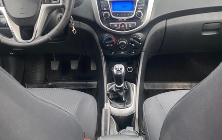 Hyundai Solaris II рестайлинг, 2011 год, 820 000 рублей, 10 фотография