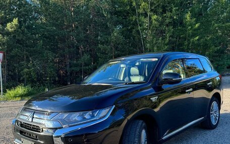 Mitsubishi Outlander III рестайлинг 3, 2019 год, 2 900 000 рублей, 2 фотография