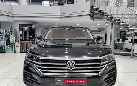 Volkswagen Touareg III, 2019 год, 3 850 000 рублей, 2 фотография