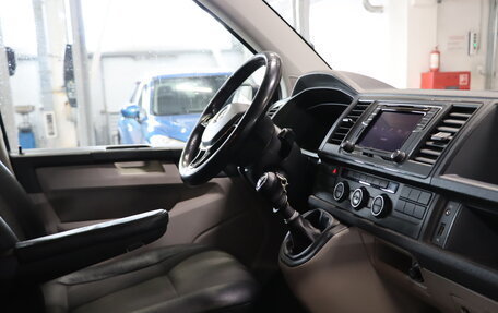 Volkswagen Caravelle T6 рестайлинг, 2016 год, 2 659 990 рублей, 12 фотография