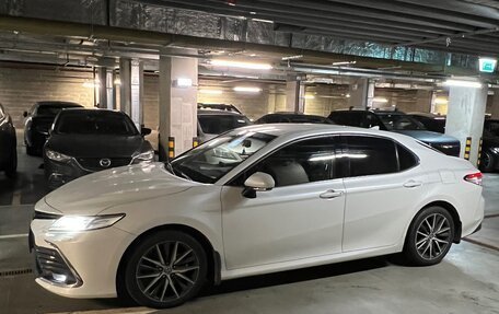 Toyota Camry, 2021 год, 3 350 000 рублей, 2 фотография