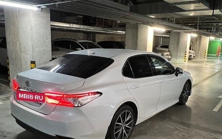 Toyota Camry, 2021 год, 3 350 000 рублей, 4 фотография