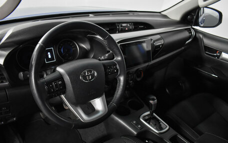 Toyota Hilux VIII, 2015 год, 2 990 000 рублей, 9 фотография