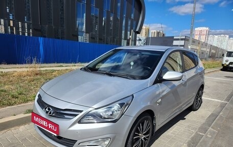 Hyundai Solaris II рестайлинг, 2015 год, 1 000 000 рублей, 5 фотография