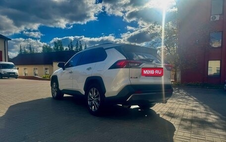 Toyota RAV4, 2021 год, 3 700 000 рублей, 3 фотография