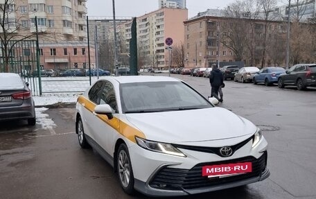 Toyota Camry, 2021 год, 1 950 000 рублей, 3 фотография