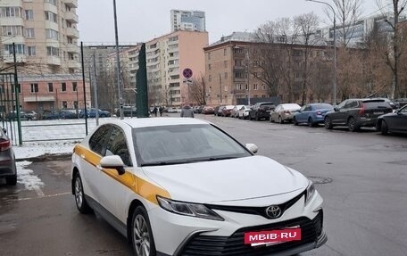Toyota Camry, 2021 год, 1 950 000 рублей, 4 фотография