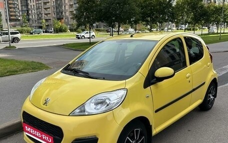 Peugeot 107 I рестайлинг, 2013 год, 540 000 рублей, 2 фотография