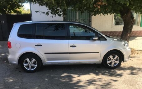 Volkswagen Touran III, 2011 год, 1 000 000 рублей, 2 фотография