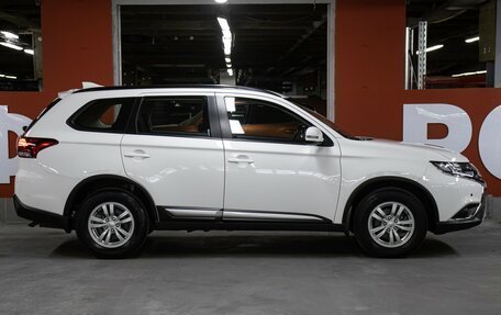 Mitsubishi Outlander III рестайлинг 3, 2022 год, 2 998 000 рублей, 4 фотография