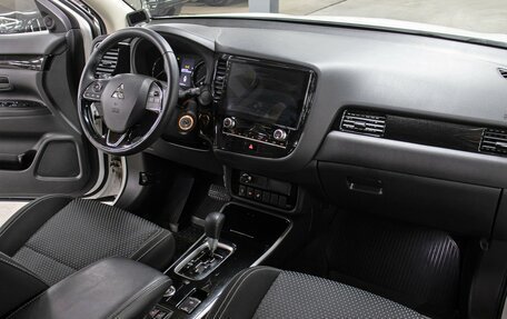 Mitsubishi Outlander III рестайлинг 3, 2022 год, 2 998 000 рублей, 11 фотография