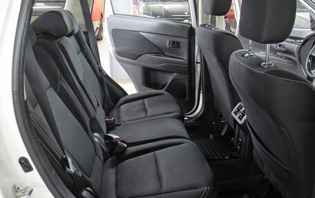 Mitsubishi Outlander III рестайлинг 3, 2022 год, 2 998 000 рублей, 12 фотография