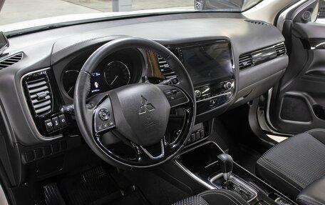 Mitsubishi Outlander III рестайлинг 3, 2022 год, 2 998 000 рублей, 16 фотография