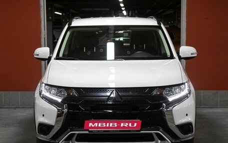 Mitsubishi Outlander III рестайлинг 3, 2022 год, 2 998 000 рублей, 2 фотография