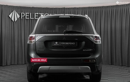 Mitsubishi Outlander III рестайлинг 3, 2014 год, 1 590 000 рублей, 6 фотография