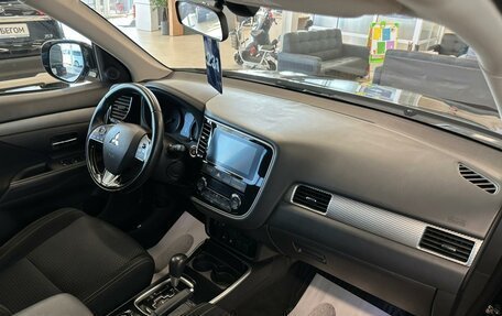 Mitsubishi Outlander III рестайлинг 3, 2018 год, 3 199 000 рублей, 13 фотография