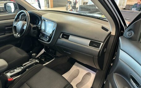 Mitsubishi Outlander III рестайлинг 3, 2018 год, 3 199 000 рублей, 12 фотография