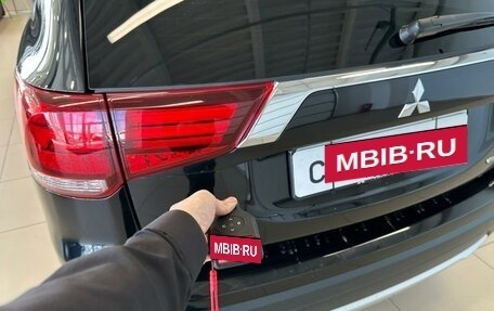 Mitsubishi Outlander III рестайлинг 3, 2018 год, 3 199 000 рублей, 24 фотография