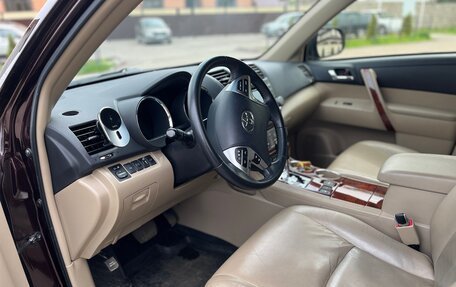 Toyota Highlander III, 2012 год, 2 485 000 рублей, 21 фотография