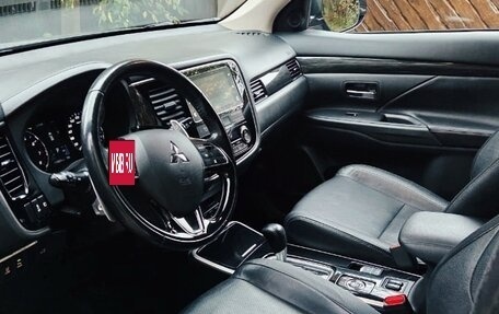 Mitsubishi Outlander III рестайлинг 3, 2017 год, 2 500 000 рублей, 9 фотография