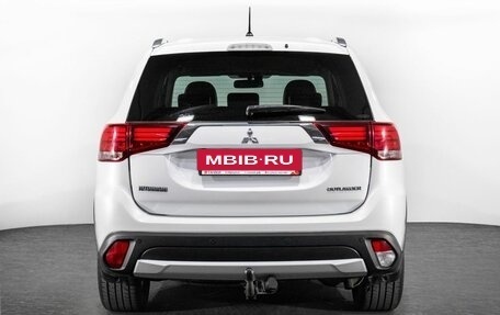 Mitsubishi Outlander III рестайлинг 3, 2015 год, 1 589 000 рублей, 4 фотография